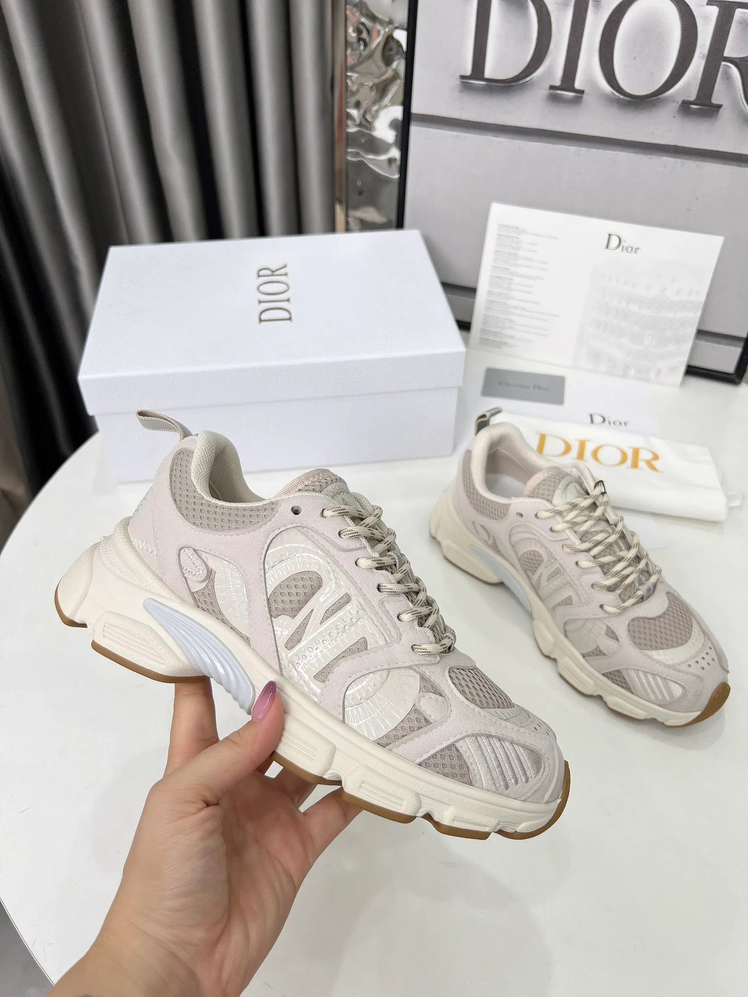 👟👟Ex-factory price 560👟👟 The official website is updated simultaneously with the 2025 model. This Dior Chrono sneaker reinterprets running shoes in Dior's high-end style. Gray mesh fabric is paired with tonal suede calfskin panels, the CD logo on the side, the star patch on the tongue and the Dior logo on the heel, all in classic fine detail. Featuring two-tone laces and a lightweight sole with star graphics, they can be worn year-round. Size: Women’s size 35-41 (35/42 can be customized) Color: 12 colors available